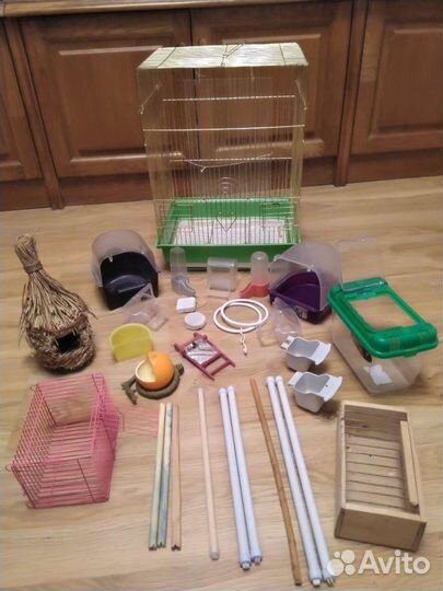 Клетки для птиц вместе с аксессуарами