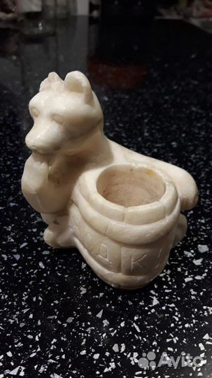 Медведь с бочонком из мрамора