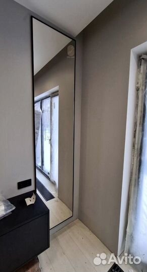 Зеркало в металлической раме с подсветкой