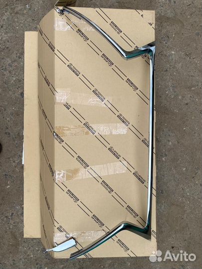 Молдинг решетки радиатора Lexus NX200