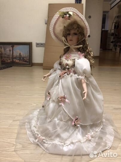 Кукла фарфоровая