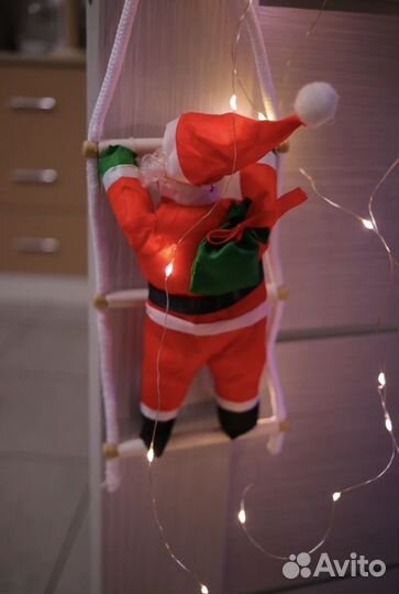 Дед мороз на лестнице новогоднее украшение декор