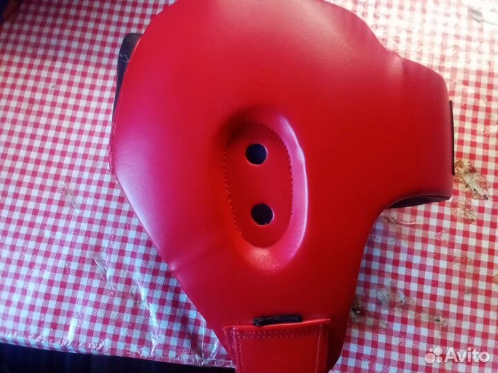 Боксерские перчатки и шлем