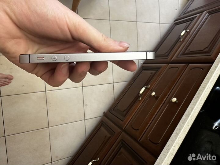 iPhone SE, 32 ГБ