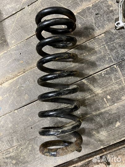 Задний штатный амортизатор для Nissan Navara