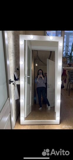 Гримерное зеркало с лампочками