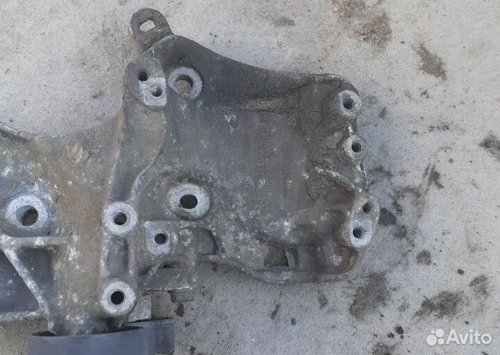 Кронштейн генератора Rеnault Сlio/Symbоl 1998-2008