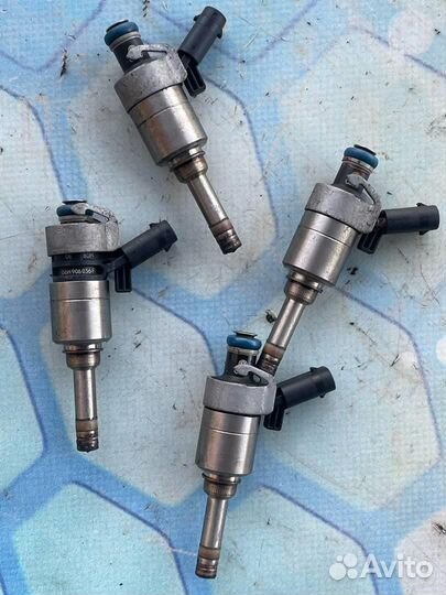 Форсунка топливная бензиновая 06H906036F