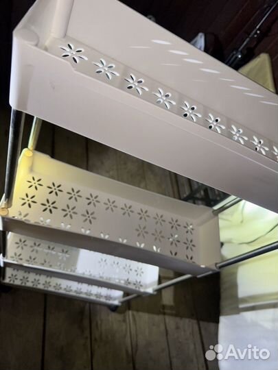 Этажерка на колесиках