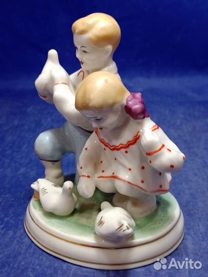 Фарфоровая статуэтка Дети кормят голубей мальчик и