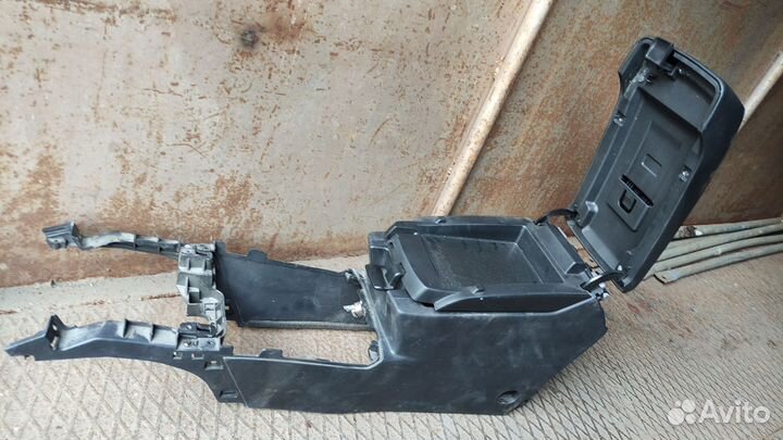 Бардачок между сиденьями subaru outback BR9