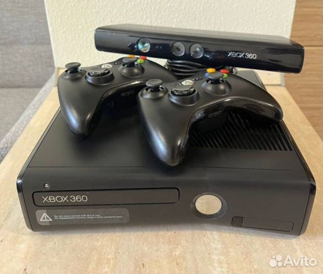 Xbox 360 прошитый freeboot, два джойстика, кинект