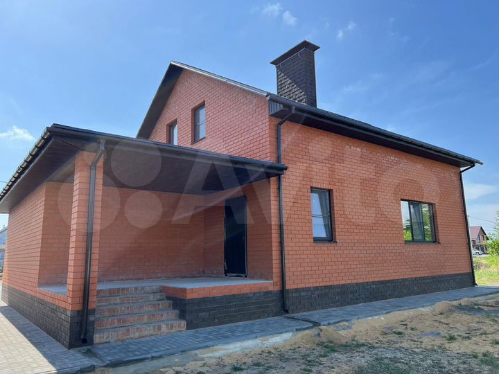 Дом 196 м² на участке 8,7 сот.