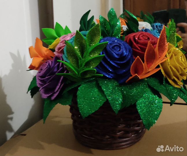 Искусственные цветы на кладбище