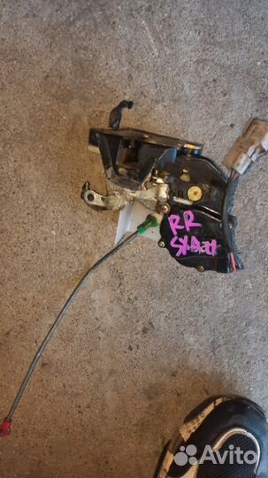 Замок двери задний правый Toyota Rav4 SXA11 3SFE