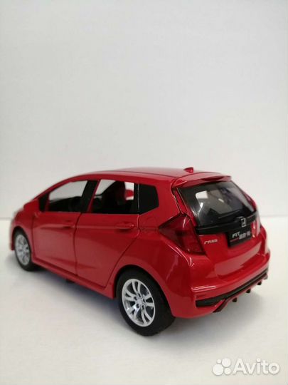 Модель машины Honda Fit RS масштаб 1:32