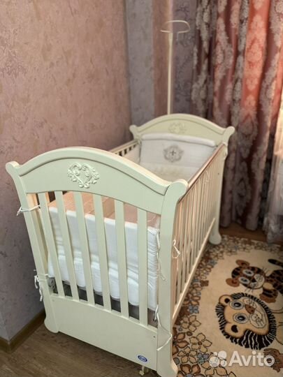 Детская кроватка с маятником и ящиком