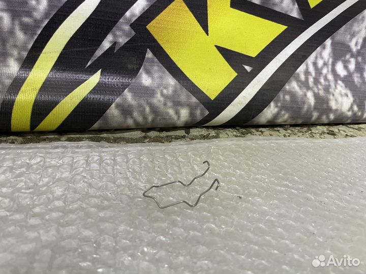 Скоба прижимная лампы в фару Kaptur Logan Sandero