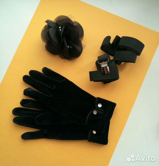 Бархатные перчатки, заколка, подвязки