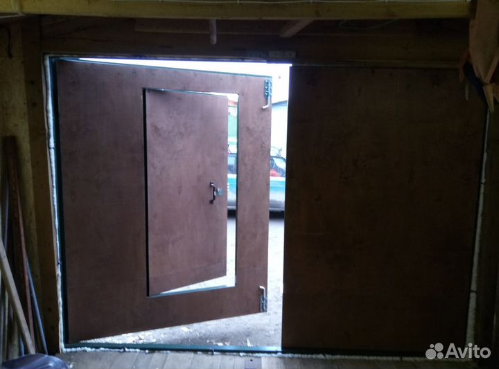 Ворота двери,для гаража утеплены с окраской