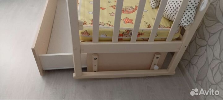 Детская кроватка с маятником и ящиком