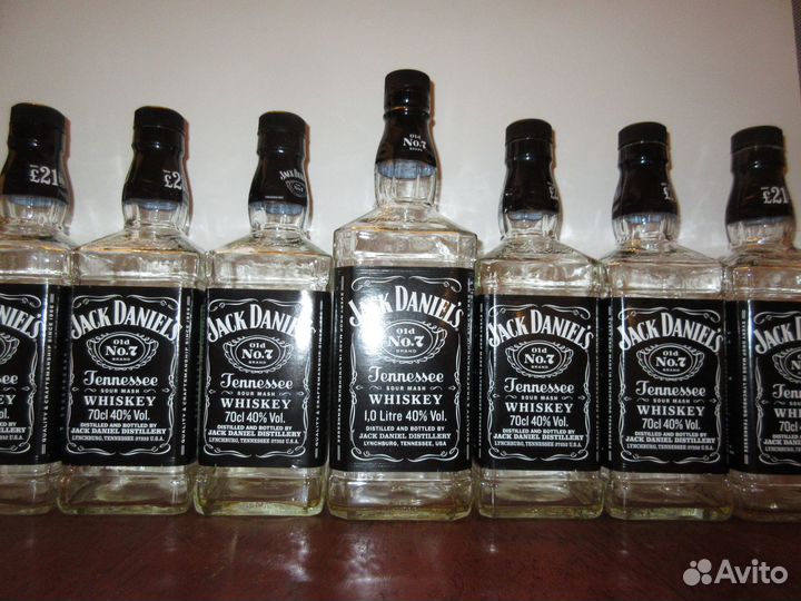 Бутылки, бочонок из-под пива, бокал для ликера