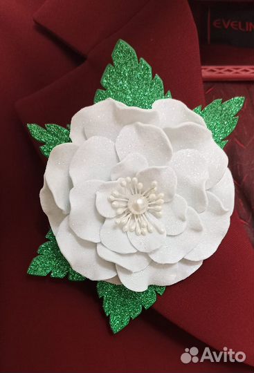 Брошь с цветком