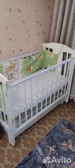 Детская кроватка и комод