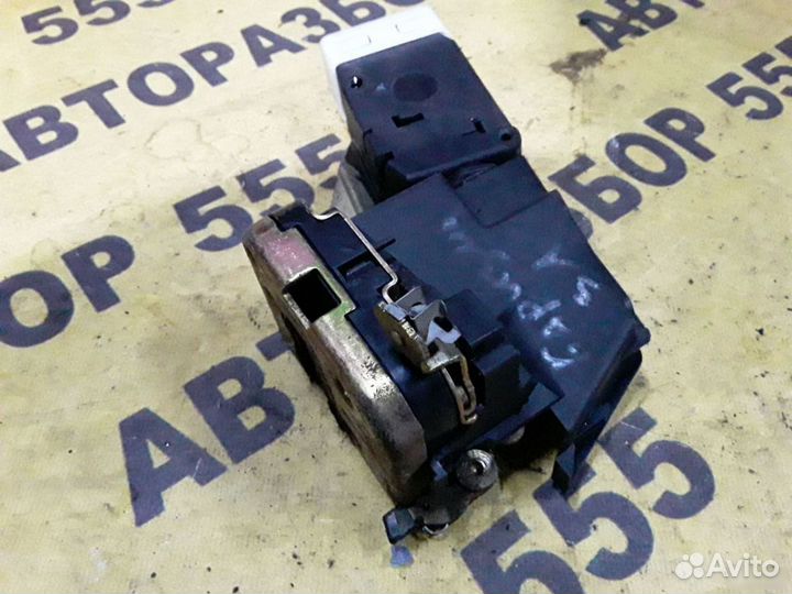 Замок двери задней левой Mitsubishi Carisma