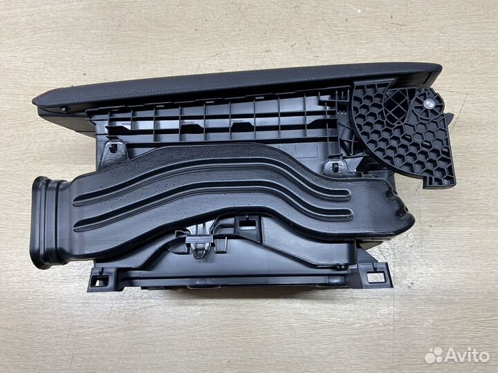 Подлокотник GR-Sport Toyota Camry 75