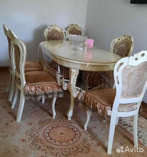 Стол и стулья