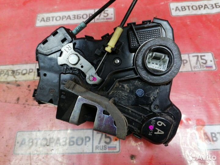 Замок двери передний правый Toyota Corolla Fielder