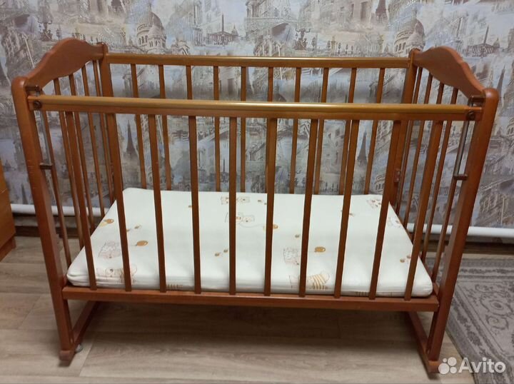 Детская кроватка на колёсах