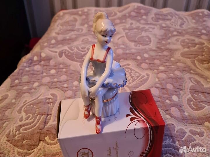 Статуэтка фарфор