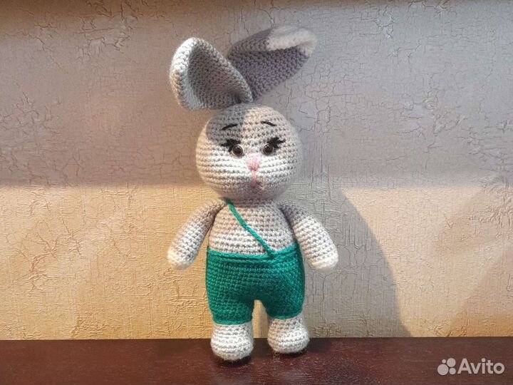 Вязанные игрушки. Зайки и собака