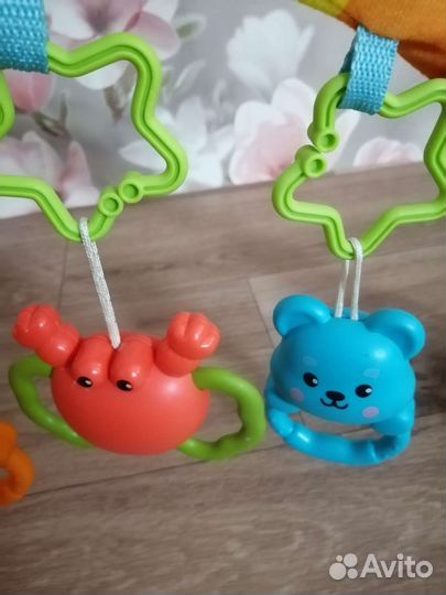 Дуга с игрушками на коляску