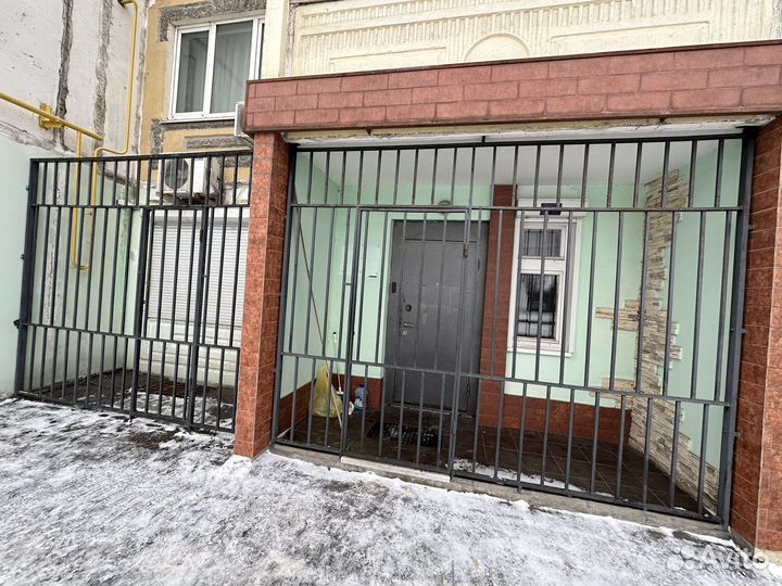 Решетка металлическая с дверью