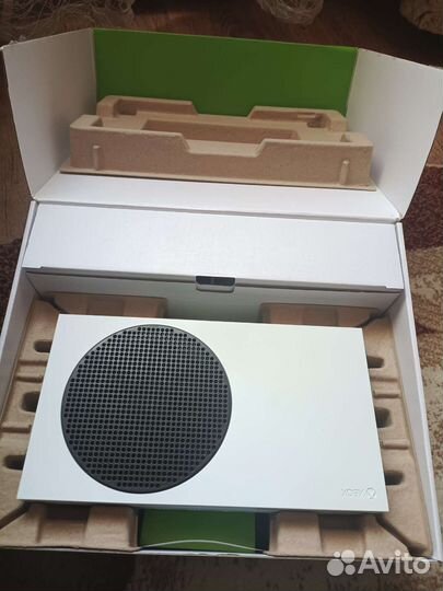 Xbox series s + 2 геймпада + перезаряжаемые акб
