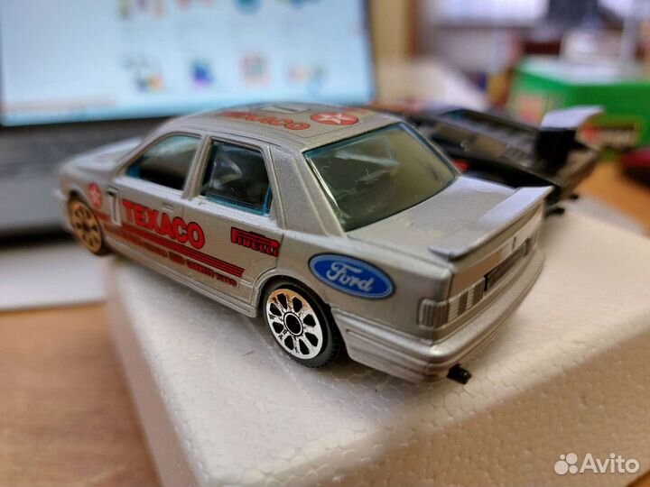 Модели Ford Sierra и Lamborghini Countach 1:43