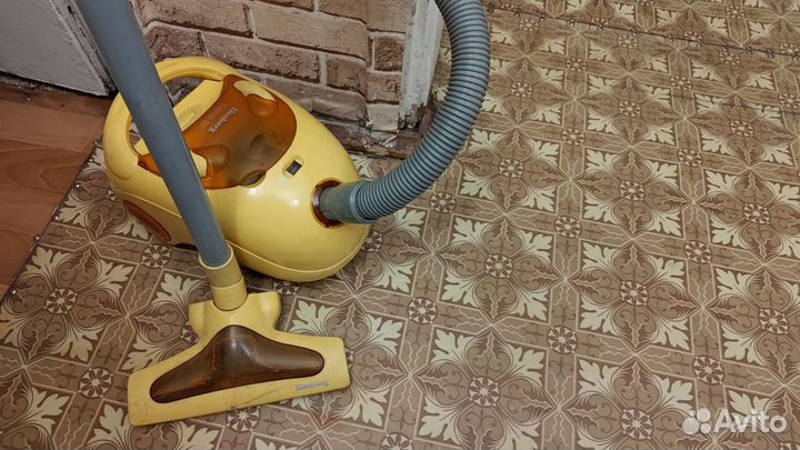 Пылесос Elenberg 1400w