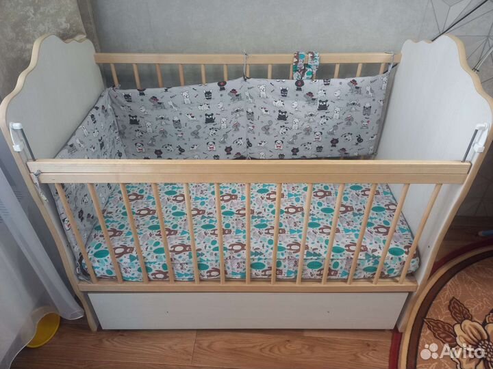 Детская кроватка с маятником