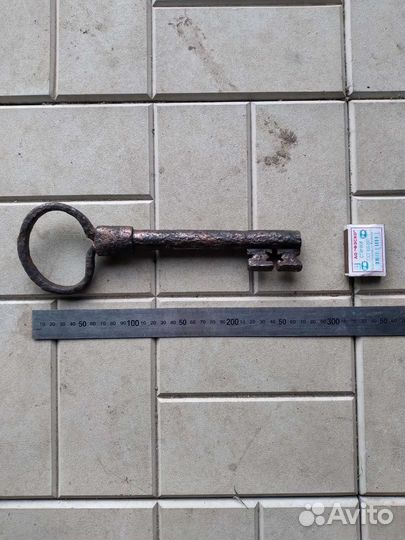 Старинный амбарный ключ