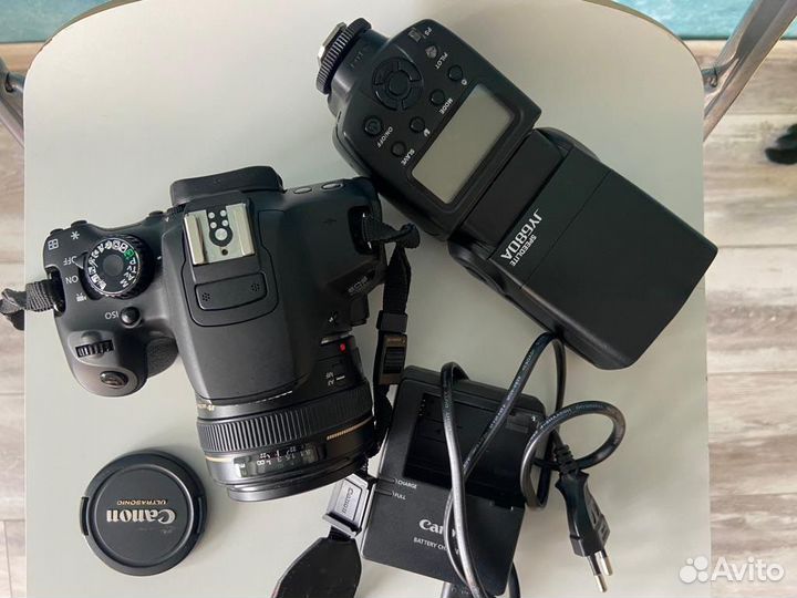 Фотоаппарат Canon EOS 650D с объективом и вспышкой