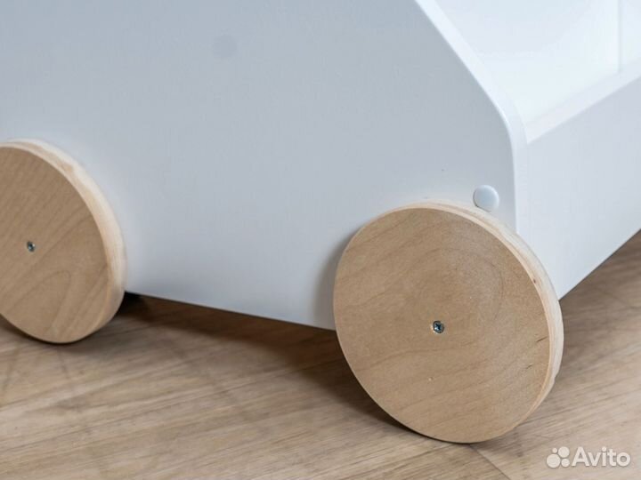 Детская полка Монтессори на колёсах