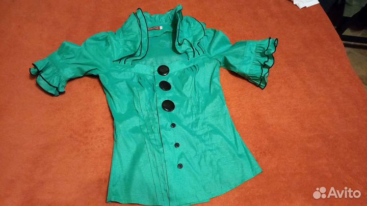 Книги и кофточка