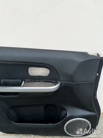 Обшивка водительской двери Suzuki Grand vitara