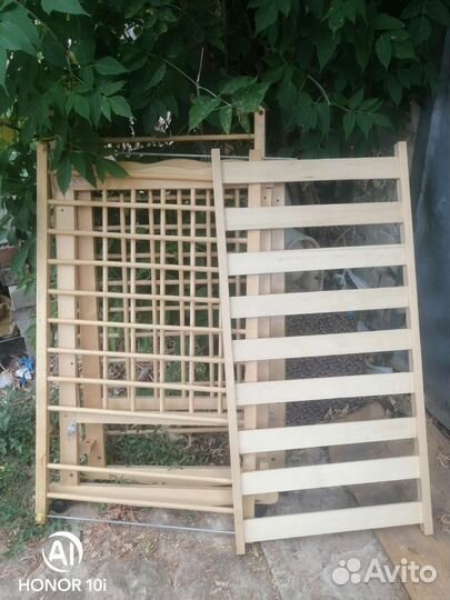 Детская кроватка на колесах