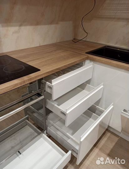 Кухонный гарнитур в стиле модерн