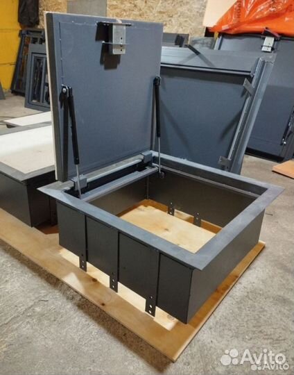 Напольный люк в подвал на амортизаторах 508*508