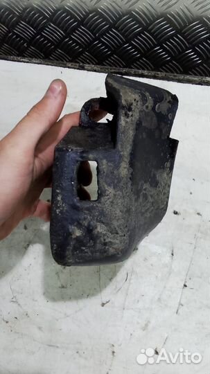 Брызговик передний правый Renault Megane 3